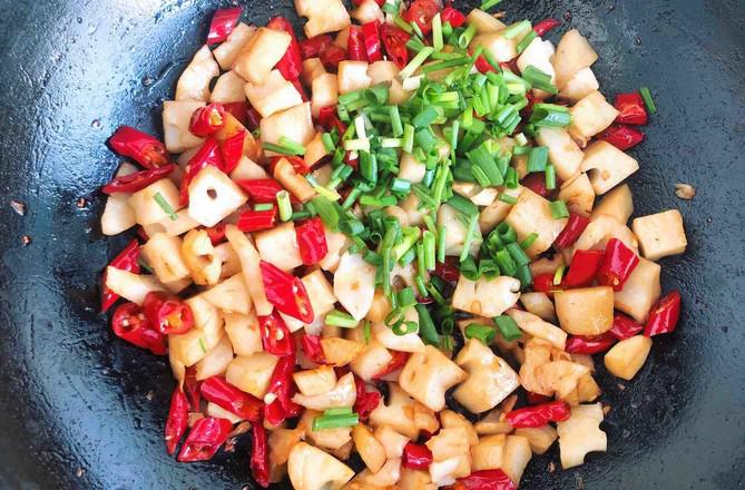 小炒藕丁的做法-香辣味炒菜譜-易網(wǎng)健康養(yǎng)生網(wǎng) 小炒藕丁的做法-香辣味炒菜譜