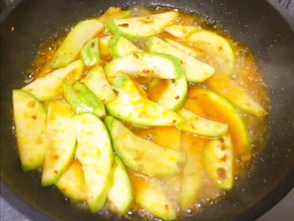 醬炒西葫蘆的做法-香辣味炒菜譜-易網(wǎng)健康養(yǎng)生網(wǎng) 醬炒西葫蘆的做法-香辣味炒菜譜