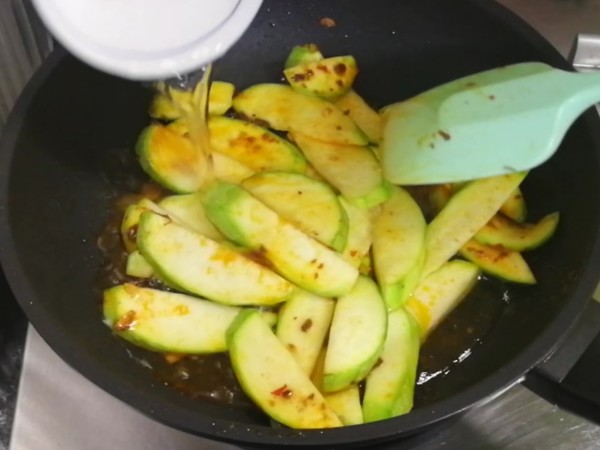 醬炒西葫蘆的做法-香辣味炒菜譜-易網(wǎng)健康養(yǎng)生網(wǎng) 醬炒西葫蘆的做法-香辣味炒菜譜