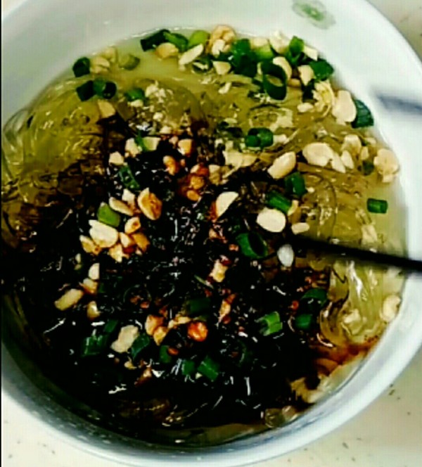 拌涼粉的做法-家常味拌菜譜-易網健康養生網 拌涼粉的做法-家常味拌菜譜