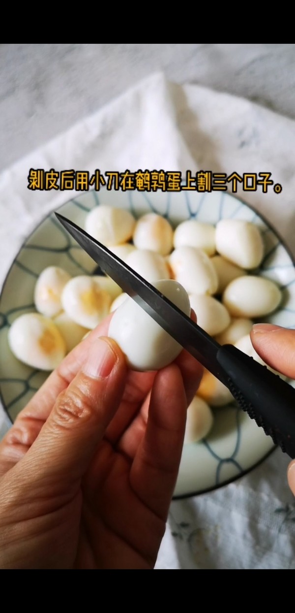 超好吃!辣鹵鵪鶉蛋的做法-香辣味煮菜譜-易網<a href=http://www.xllyou.com/ target=_blank class=infotextkey>健康養生</a>網 超好吃!辣鹵鵪鶉蛋的做法-香辣味煮菜譜