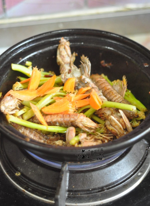 干鍋皮皮蝦的做法-香辣味燜菜譜-易網健康養生網 干鍋皮皮蝦的做法-香辣味燜菜譜