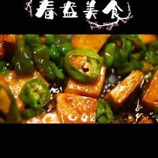 青椒豆腐的做法-家常味炒菜譜