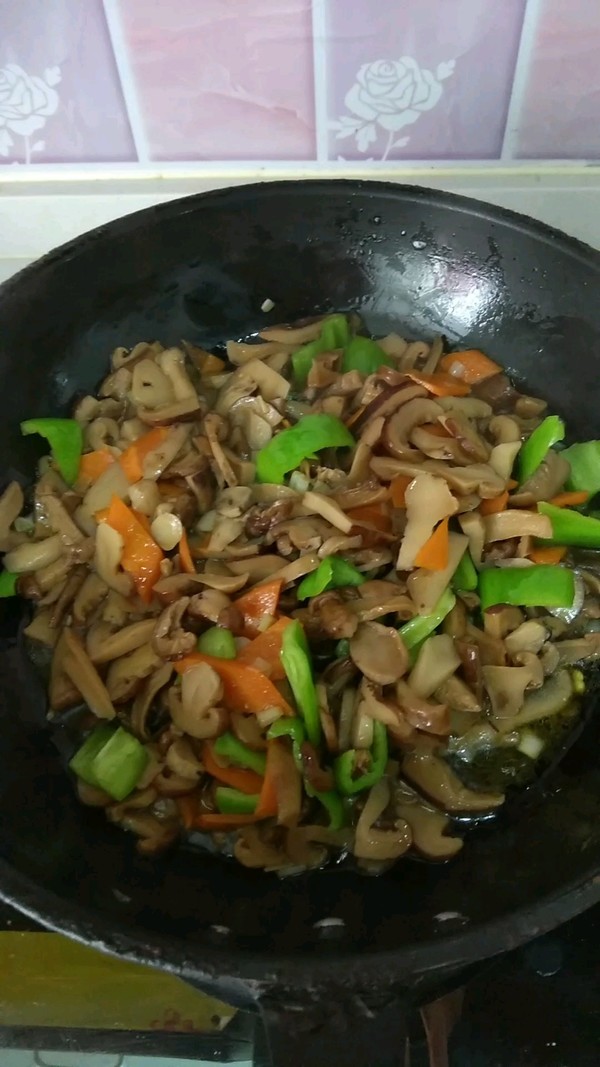 尖椒炒口蘑的做法-家常味炒菜譜-易網健康養生網 尖椒炒口蘑的做法-家常味炒菜譜