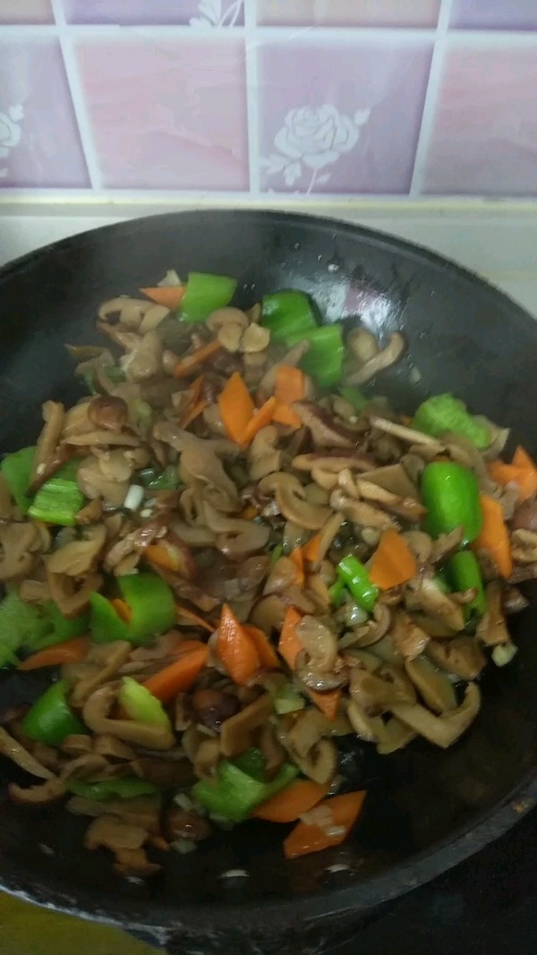 尖椒炒口蘑的做法-家常味炒菜譜-易網健康養生網 尖椒炒口蘑的做法-家常味炒菜譜