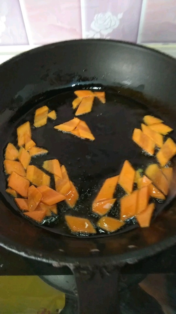 尖椒炒口蘑的做法-家常味炒菜譜-易網<a href=http://www.xllyou.com/ target=_blank class=infotextkey>健康養生</a>網 尖椒炒口蘑的做法-家常味炒菜譜