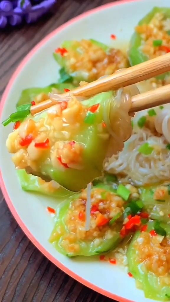 蒜蓉粉絲絲瓜的做法-蒜香味蒸菜譜-易網健康養生網 蒜蓉粉絲絲瓜的做法-蒜香味蒸菜譜