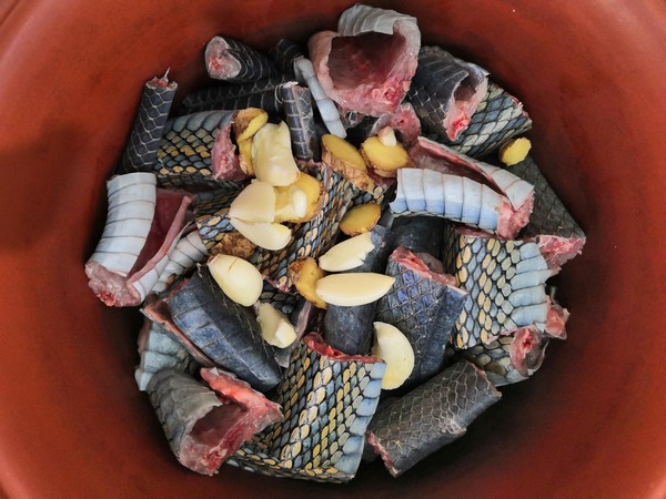 火腿肉燉烏梢蛇的做法-咸鮮味燉菜譜-易網健康養生網 火腿肉燉烏梢蛇的做法-咸鮮味燉菜譜