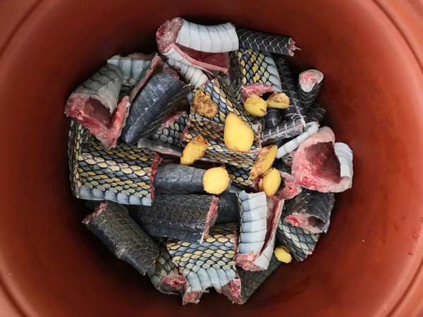 火腿肉燉烏梢蛇的做法-咸鮮味燉菜譜-易網健康養生網 火腿肉燉烏梢蛇的做法-咸鮮味燉菜譜