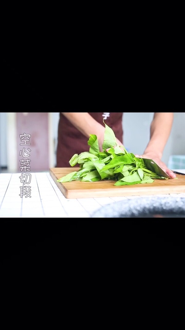 爆炒空心菜的做法-蒜香味炒菜譜-易網(wǎng)<a href=http://www.xllyou.com/ target=_blank class=infotextkey>健康養(yǎng)生</a>網(wǎng) 爆炒空心菜的做法-蒜香味炒菜譜