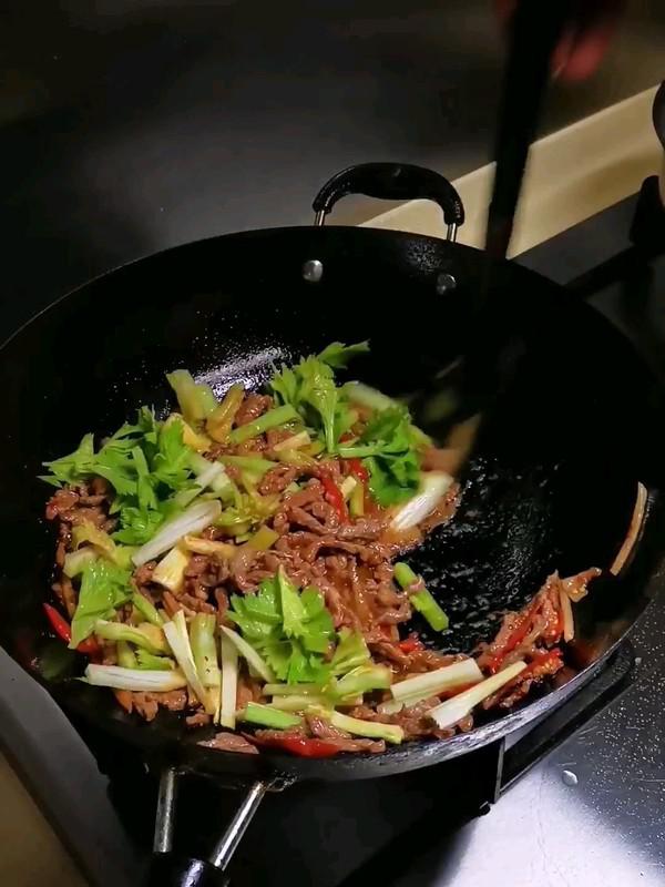豆瓣芹菜炒牛肉的做法-咸鮮味炒菜譜