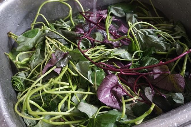 蒜蓉炒薯藤的做法-家常味炒菜譜-易網(wǎng)<a href=http://www.xllyou.com/ target=_blank class=infotextkey>健康養(yǎng)生</a>網(wǎng) 蒜蓉炒薯藤的做法-家常味炒菜譜