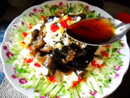 黃瓜木耳拌豆花的做法-酸辣味拌菜譜-易網健康養生網 黃瓜木耳拌豆花的做法-酸辣味拌菜譜