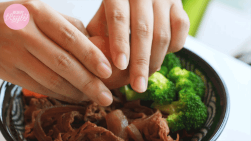 溫泉蛋牛肉飯的做法-家常味炒菜譜-易網健康養生網 溫泉蛋牛肉飯的做法-家常味炒菜譜