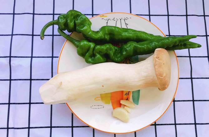 青椒炒杏鮑菇的做法-咸鮮味炒菜譜-易網<a href=http://www.xllyou.com/ target=_blank class=infotextkey>健康養生</a>網 青椒炒杏鮑菇的做法-咸鮮味炒菜譜