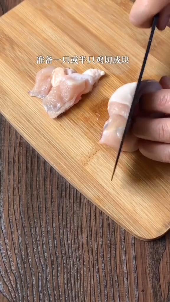 板栗燒雞的做法-咸鮮味燉菜譜-易網(wǎng)<a href=http://www.xllyou.com/ target=_blank class=infotextkey>健康養(yǎng)生</a>網(wǎng) 板栗燒雞的做法-咸鮮味燉菜譜