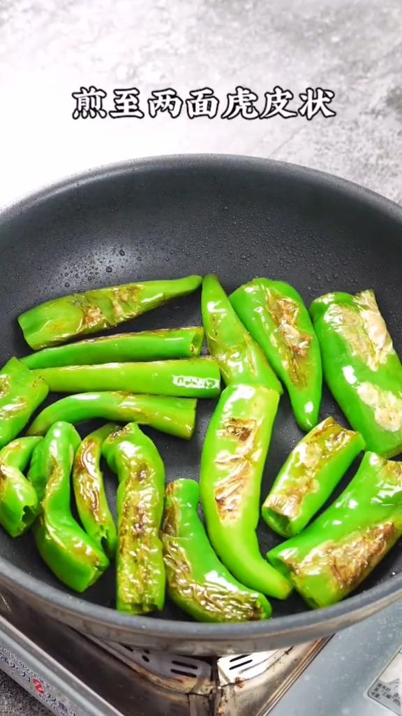 虎皮青椒的做法-咸鮮味炒菜譜-易網健康養生網 虎皮青椒的做法-咸鮮味炒菜譜