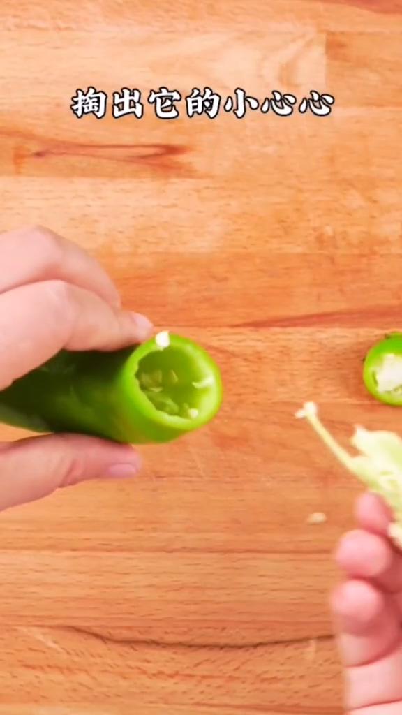 虎皮青椒的做法-咸鮮味炒菜譜-易網<a href=http://www.xllyou.com/ target=_blank class=infotextkey>健康養生</a>網 虎皮青椒的做法-咸鮮味炒菜譜