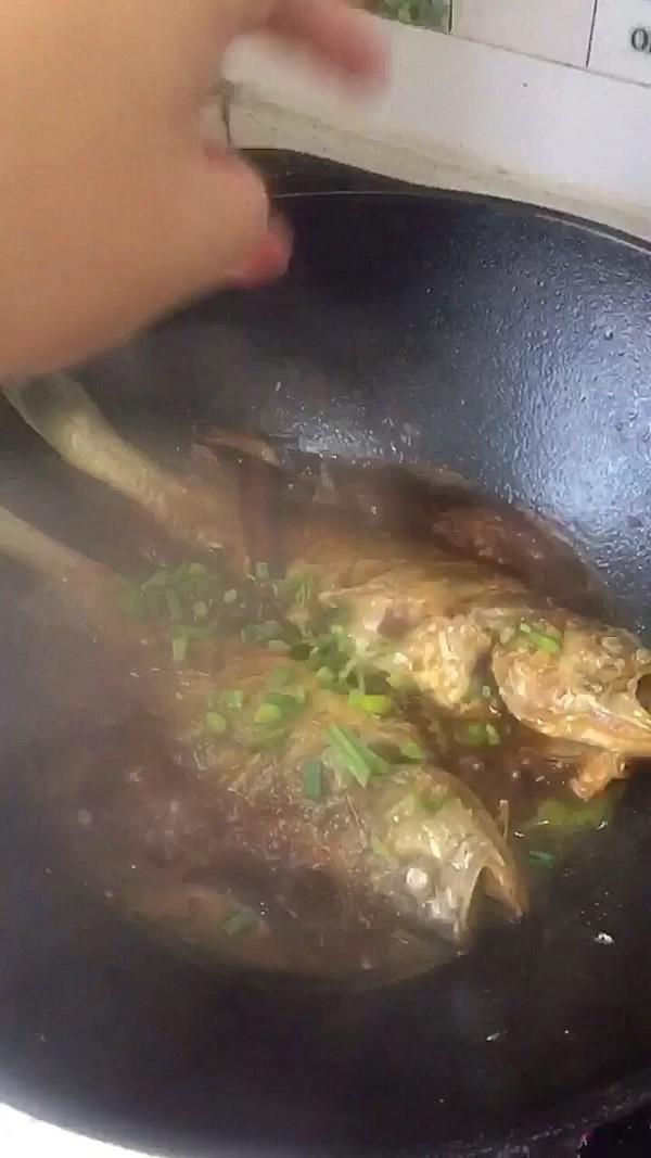 蒜段醬燜黃魚的做法-家常味燒菜譜-易網健康養生網 蒜段醬燜黃魚的做法-家常味燒菜譜