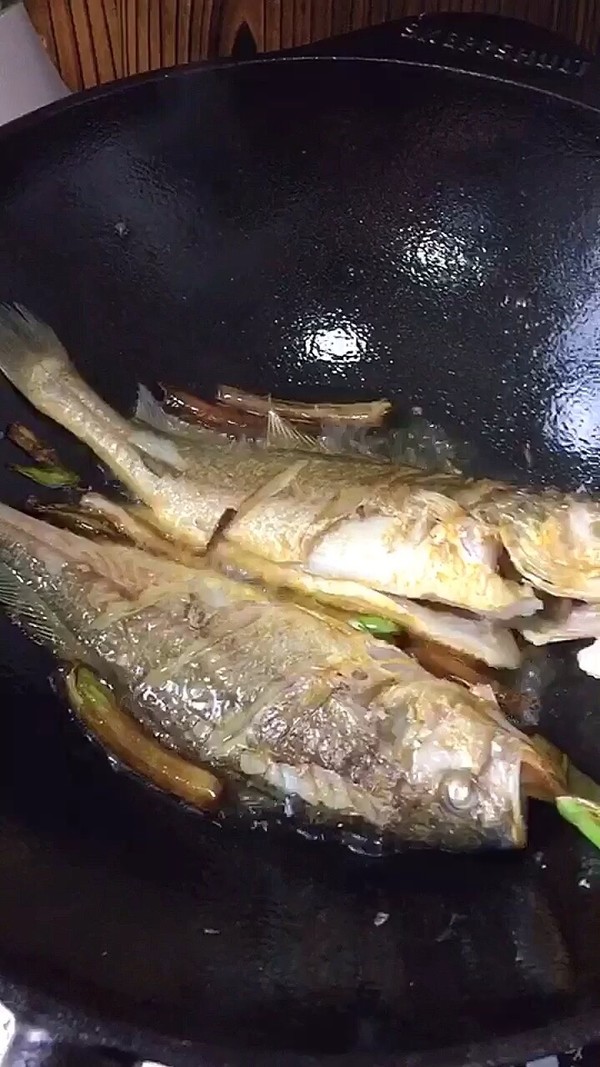 蒜段醬燜黃魚的做法-家常味燒菜譜-易網健康養生網 蒜段醬燜黃魚的做法-家常味燒菜譜