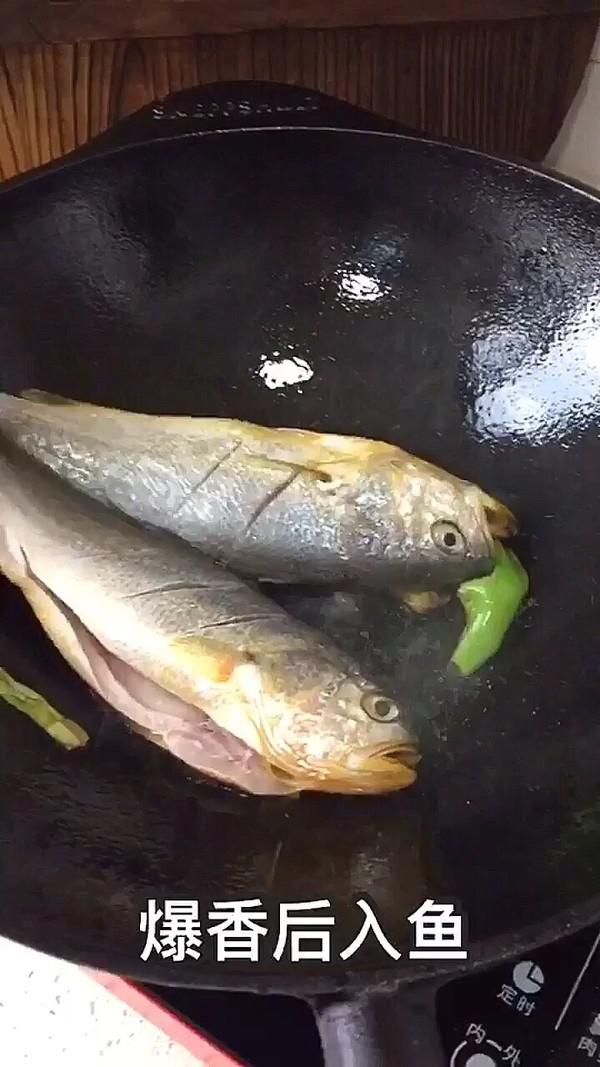 蒜段醬燜黃魚的做法-家常味燒菜譜-易網健康養生網 蒜段醬燜黃魚的做法-家常味燒菜譜