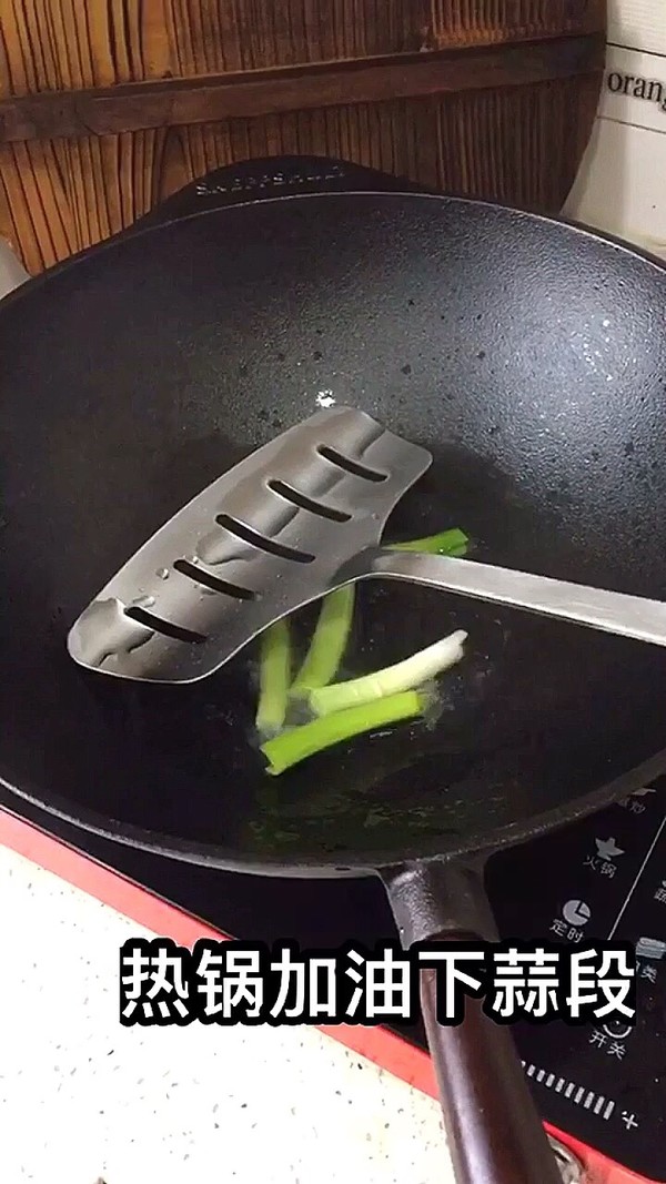 蒜段醬燜黃魚的做法-家常味燒菜譜-易網健康養生網 蒜段醬燜黃魚的做法-家常味燒菜譜