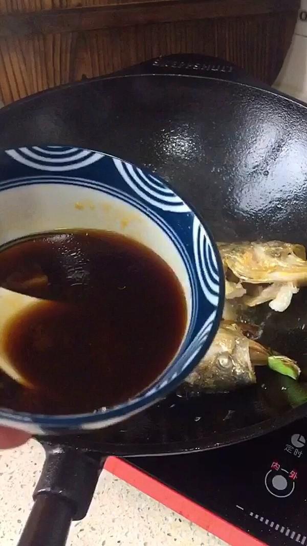 蒜段醬燜黃魚的做法-家常味燒菜譜-易網健康養生網 蒜段醬燜黃魚的做法-家常味燒菜譜