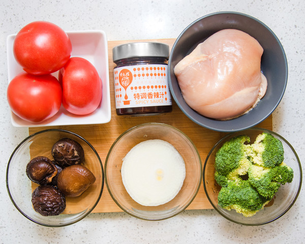 紅燴雞肉丸的做法-香辣味燴菜譜-易網<a href=http://www.xllyou.com/ target=_blank class=infotextkey>健康養生</a>網 紅燴雞肉丸的做法-香辣味燴菜譜