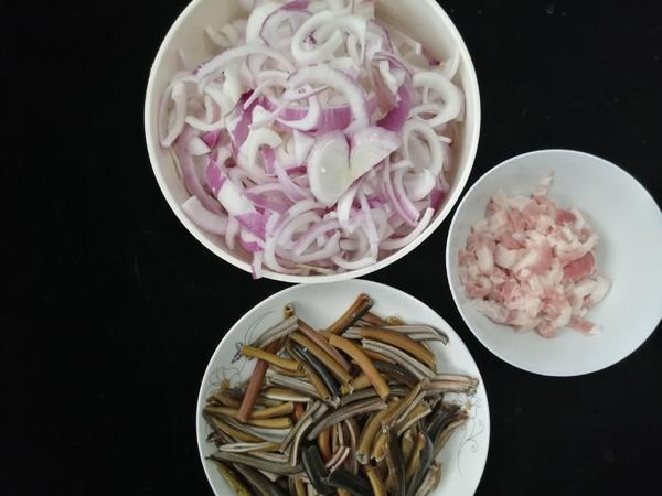 洋蔥炒鱔絲的做法-家常味炒菜譜-易網<a href=http://www.xllyou.com/ target=_blank class=infotextkey>健康養生</a>網 洋蔥炒鱔絲的做法-家常味炒菜譜