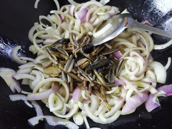 洋蔥炒鱔絲的做法-家常味炒菜譜-易網健康養生網 洋蔥炒鱔絲的做法-家常味炒菜譜