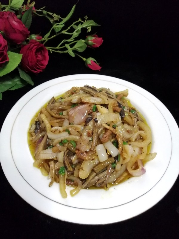 洋蔥炒鱔絲的做法-家常味炒菜譜-易網健康養生網 洋蔥炒鱔絲的做法-家常味炒菜譜