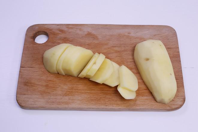 家常炒土豆片的做法-香辣味炒菜譜-易網<a href=http://www.xllyou.com/ target=_blank class=infotextkey>健康養生</a>網 家常炒土豆片的做法-香辣味炒菜譜