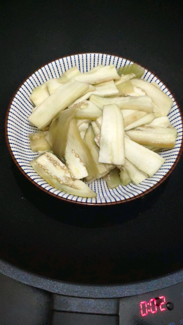 肉絲茄子的做法-家常味炒菜譜-易網<a href=http://www.xllyou.com/ target=_blank class=infotextkey>健康養生</a>網 肉絲茄子的做法-家常味炒菜譜