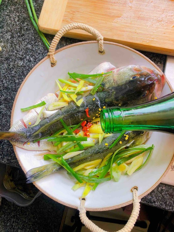 豉油蒸鱸魚的做法-醬香味蒸菜譜-易網(wǎng)健康養(yǎng)生網(wǎng) 豉油蒸鱸魚的做法-醬香味蒸菜譜