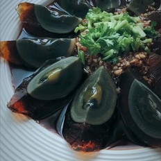 蒜蓉拌松花蛋的做法-咸鮮味拌菜譜