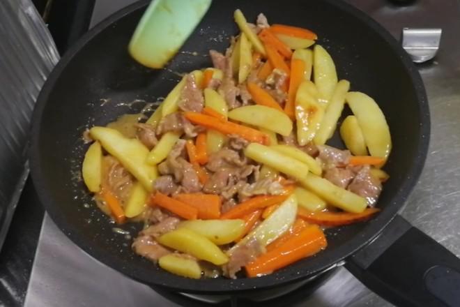 沙爹土豆牛肉的做法-家常味炒菜譜-易網健康養生網 沙爹土豆牛肉的做法-家常味炒菜譜