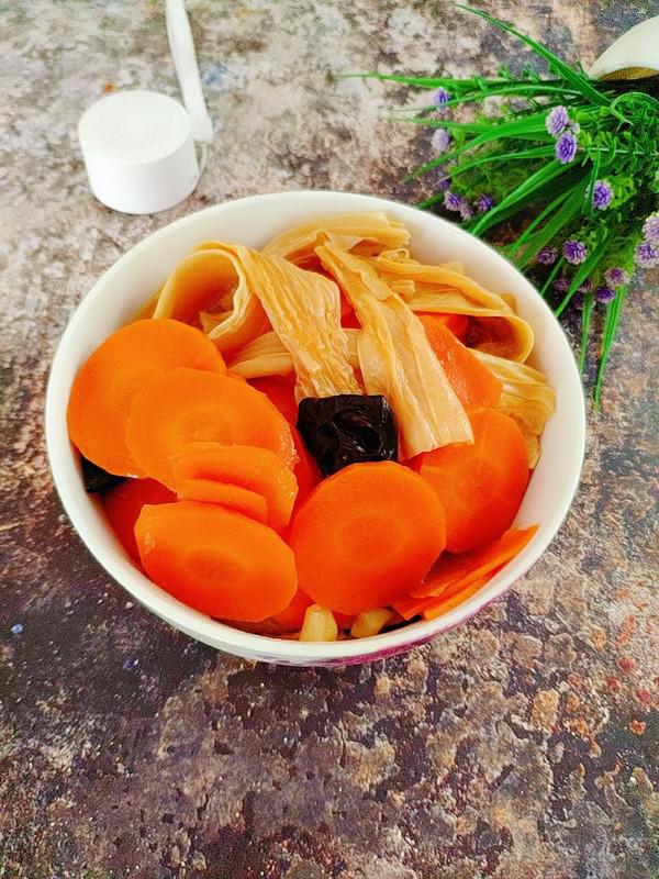 紅蘿卜燉腐竹的做法-家常味燉菜譜