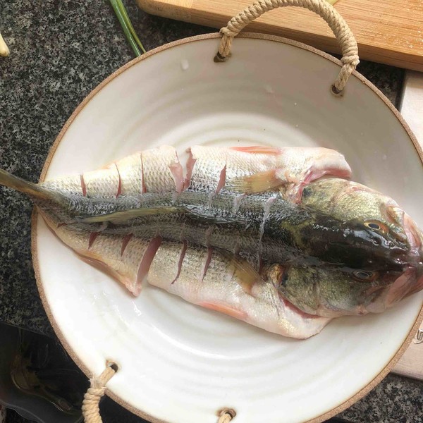 豉油蒸鱸魚的做法-醬香味蒸菜譜-易網(wǎng)健康養(yǎng)生網(wǎng) 豉油蒸鱸魚的做法-醬香味蒸菜譜