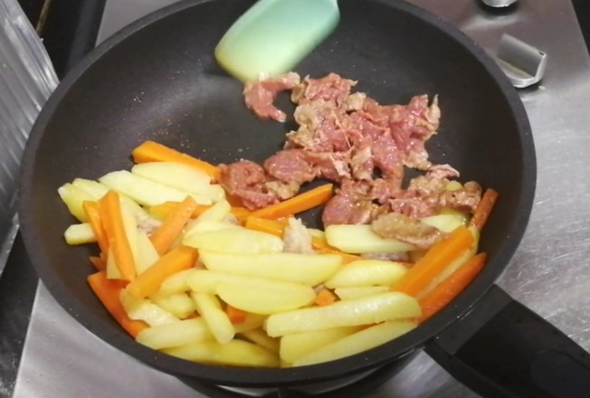 沙爹土豆牛肉的做法-家常味炒菜譜-易網健康養生網 沙爹土豆牛肉的做法-家常味炒菜譜