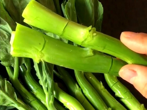 香菇炒芥蘭的做法-家常味炒菜譜-易網(wǎng)健康養(yǎng)生網(wǎng) 香菇炒芥蘭的做法-家常味炒菜譜