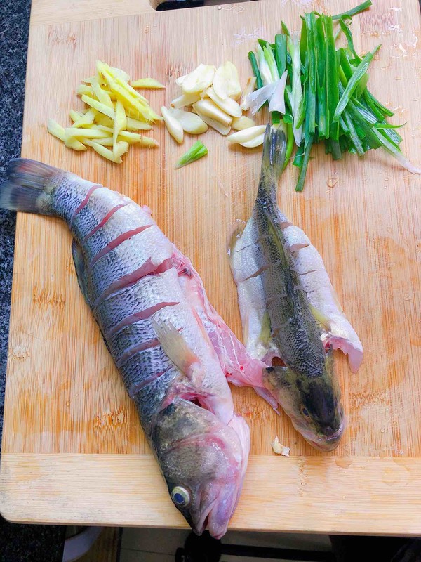 豉油蒸鱸魚的做法-醬香味蒸菜譜-易網(wǎng)健康養(yǎng)生網(wǎng) 豉油蒸鱸魚的做法-醬香味蒸菜譜