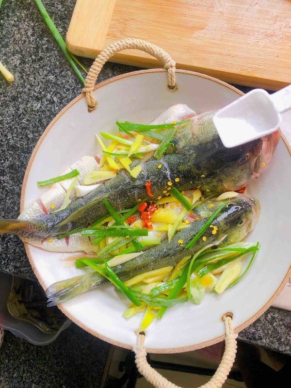 豉油蒸鱸魚的做法-醬香味蒸菜譜-易網(wǎng)健康養(yǎng)生網(wǎng) 豉油蒸鱸魚的做法-醬香味蒸菜譜