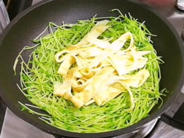 翡翠豆苗炒雞蛋的做法-家常味炒菜譜-易網(wǎng)健康養(yǎng)生網(wǎng) 翡翠豆苗炒雞蛋的做法-家常味炒菜譜