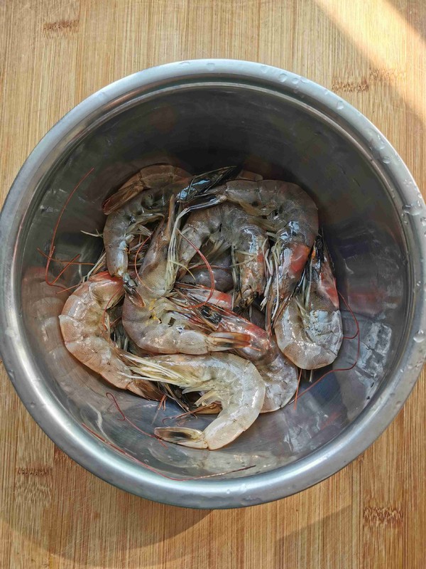 紅燒大蝦的做法-咸鮮味燒菜譜-易網(wǎng)<a href=http://www.xllyou.com/ target=_blank class=infotextkey>健康養(yǎng)生</a>網(wǎng) 紅燒大蝦的做法-咸鮮味燒菜譜