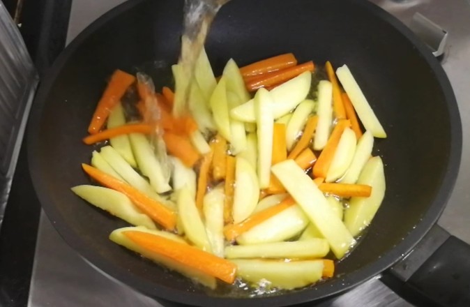 沙爹土豆牛肉的做法-家常味炒菜譜-易網健康養生網 沙爹土豆牛肉的做法-家常味炒菜譜