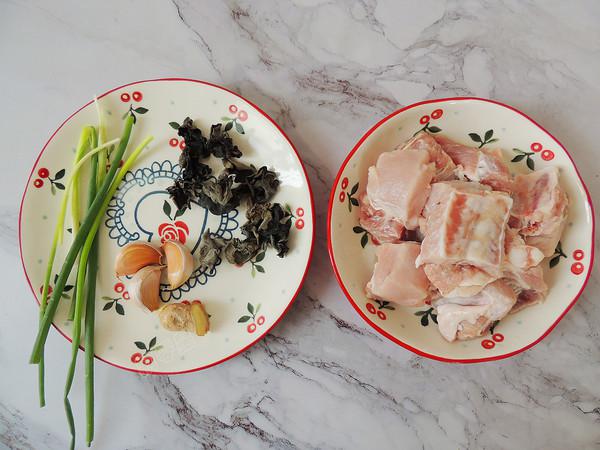 木耳蒸排骨的做法-家常味蒸菜譜-易網<a href=http://www.xllyou.com/ target=_blank class=infotextkey>健康養生</a>網 木耳蒸排骨的做法-家常味蒸菜譜