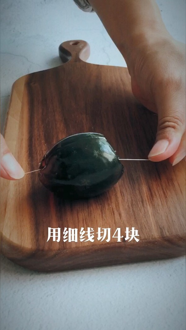 蒜蓉拌松花蛋的做法-咸鮮味拌菜譜-易網<a href=http://www.xllyou.com/ target=_blank class=infotextkey>健康養生</a>網 蒜蓉拌松花蛋的做法-咸鮮味拌菜譜