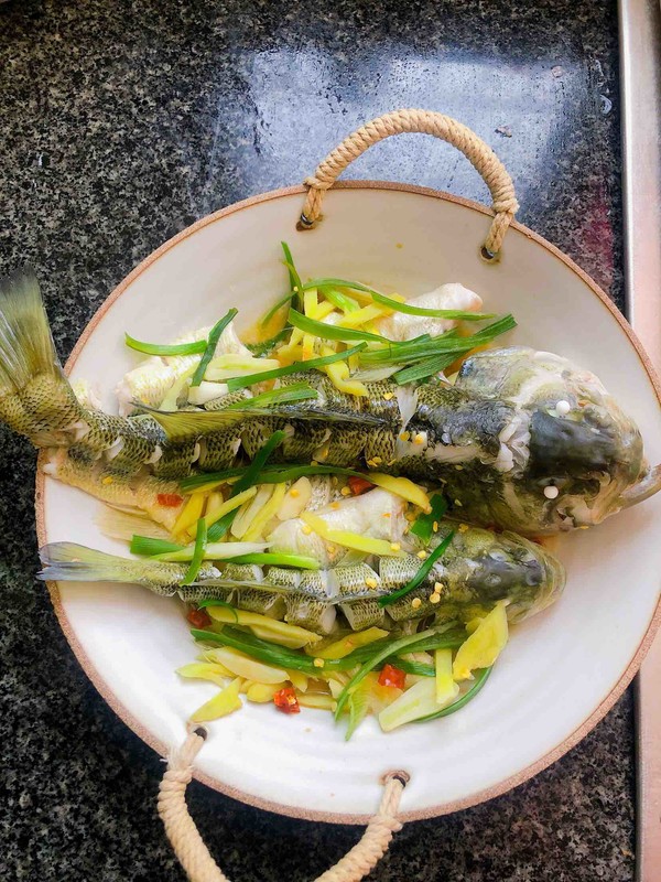 豉油蒸鱸魚的做法-醬香味蒸菜譜-易網(wǎng)健康養(yǎng)生網(wǎng) 豉油蒸鱸魚的做法-醬香味蒸菜譜