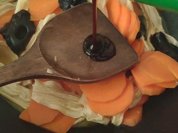 紅蘿卜燉腐竹的做法-家常味燉菜譜