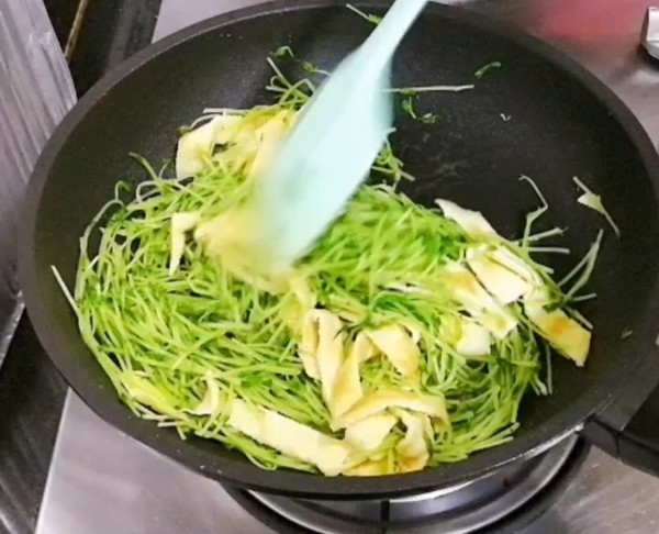 翡翠豆苗炒雞蛋的做法-家常味炒菜譜-易網(wǎng)健康養(yǎng)生網(wǎng) 翡翠豆苗炒雞蛋的做法-家常味炒菜譜